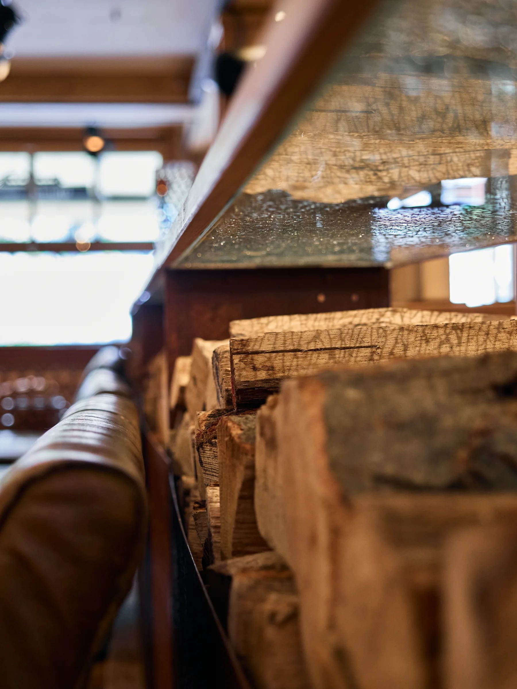Gestapeltes Brennholz an der Wand im Wirtshaus Paula