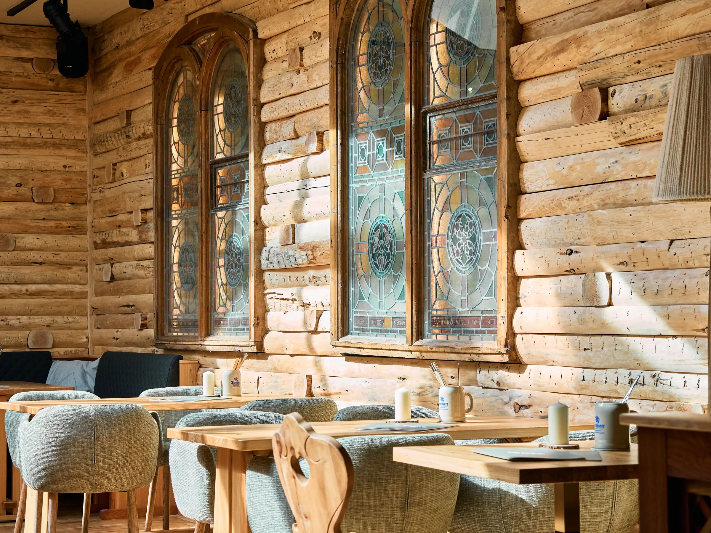 Buntglasfenster und Birkenholz-Wand im Wirtshaus Paula