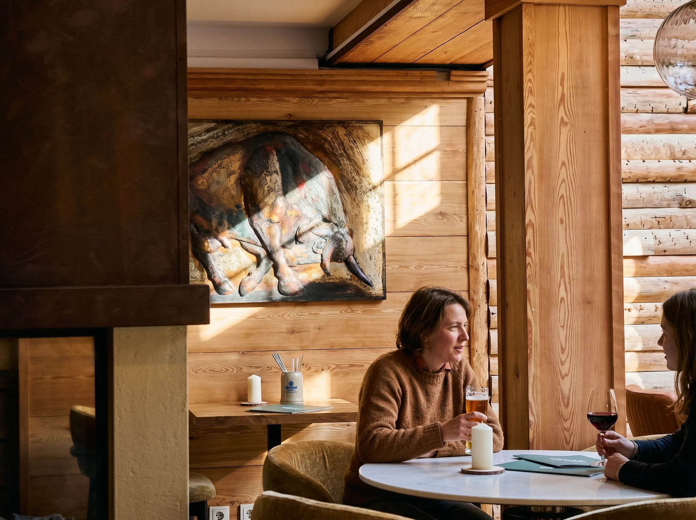 Zwei Gäste im Gespräch bei Bier und Wein im Wirtshaus Paula