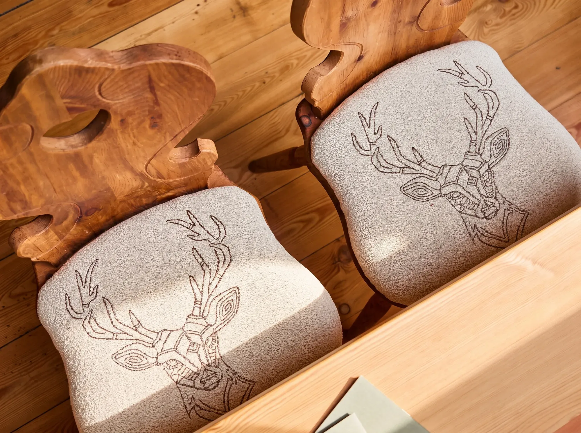 Stuhllehnen mit gesticktem Hirsch-Motiv im Wirtshaus Paula