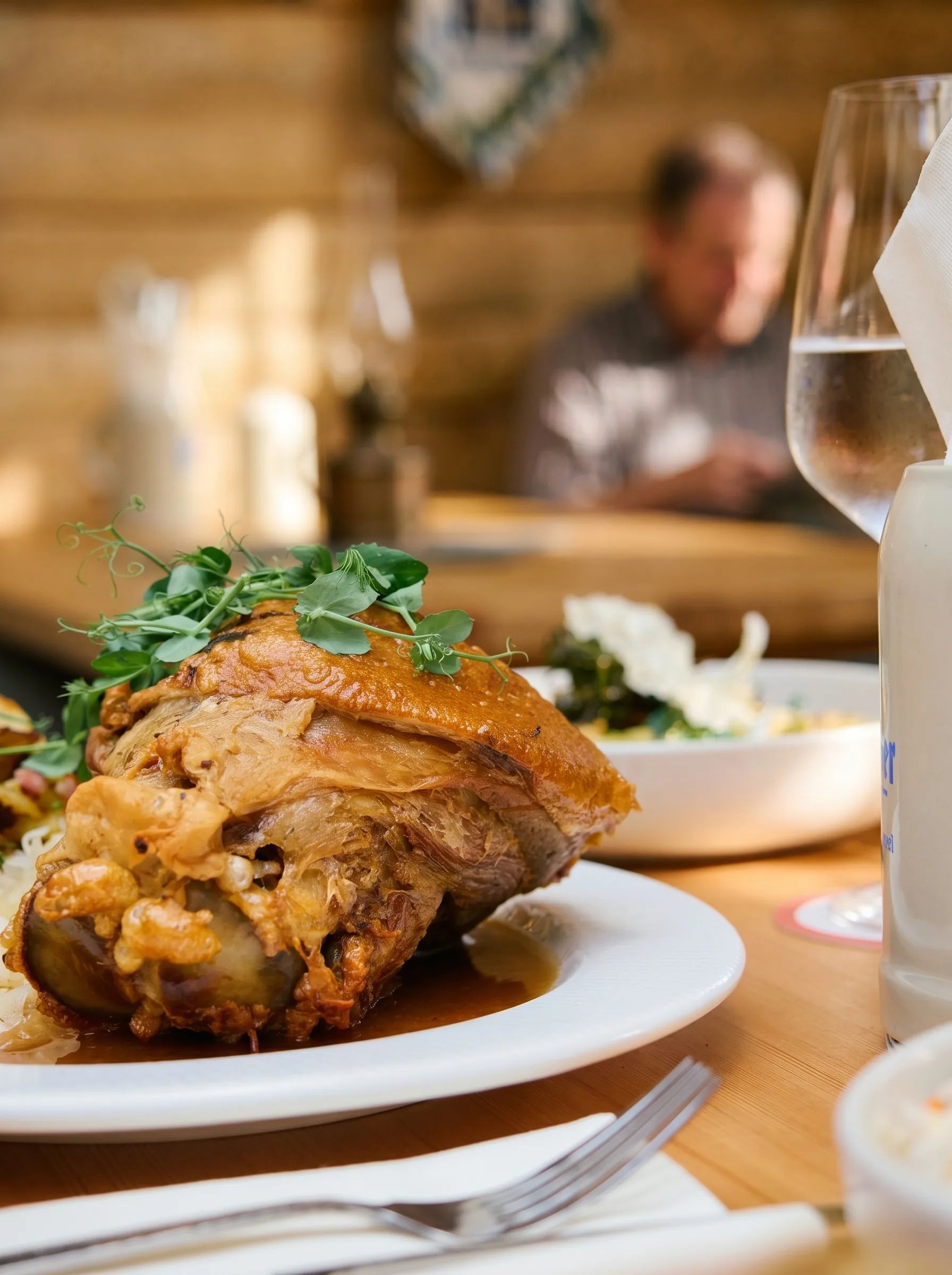 Schweinshaxe mit Bratkartoffeln und Sauerkraut