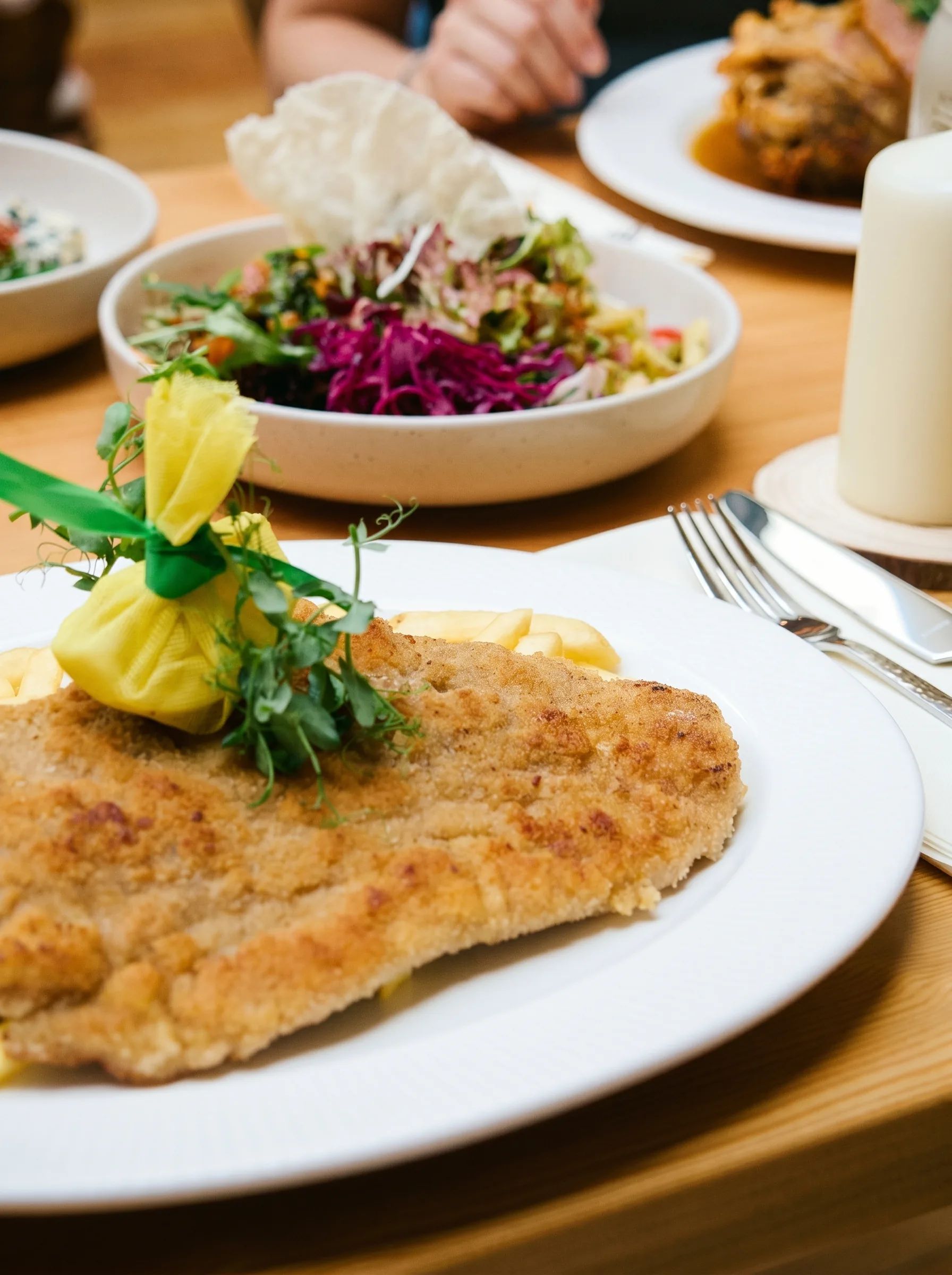 Knuspriges Schnitzel mit Pommes und Salat