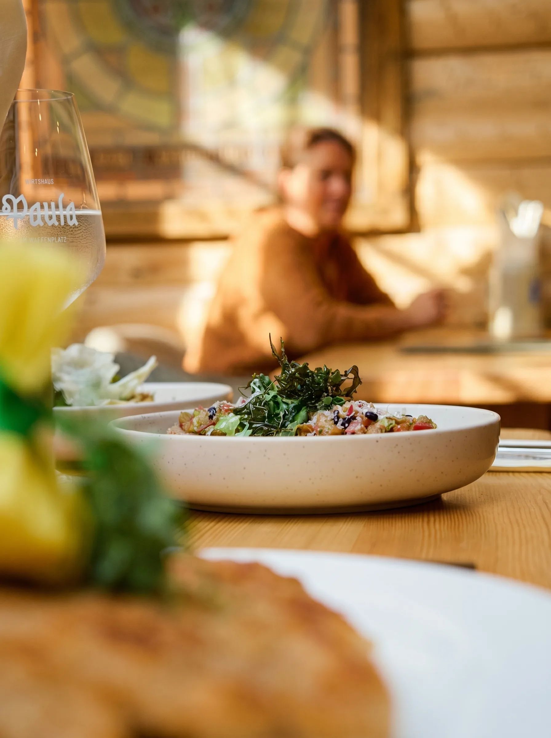 Wirtshaus-Bowl am sonnigen Tisch