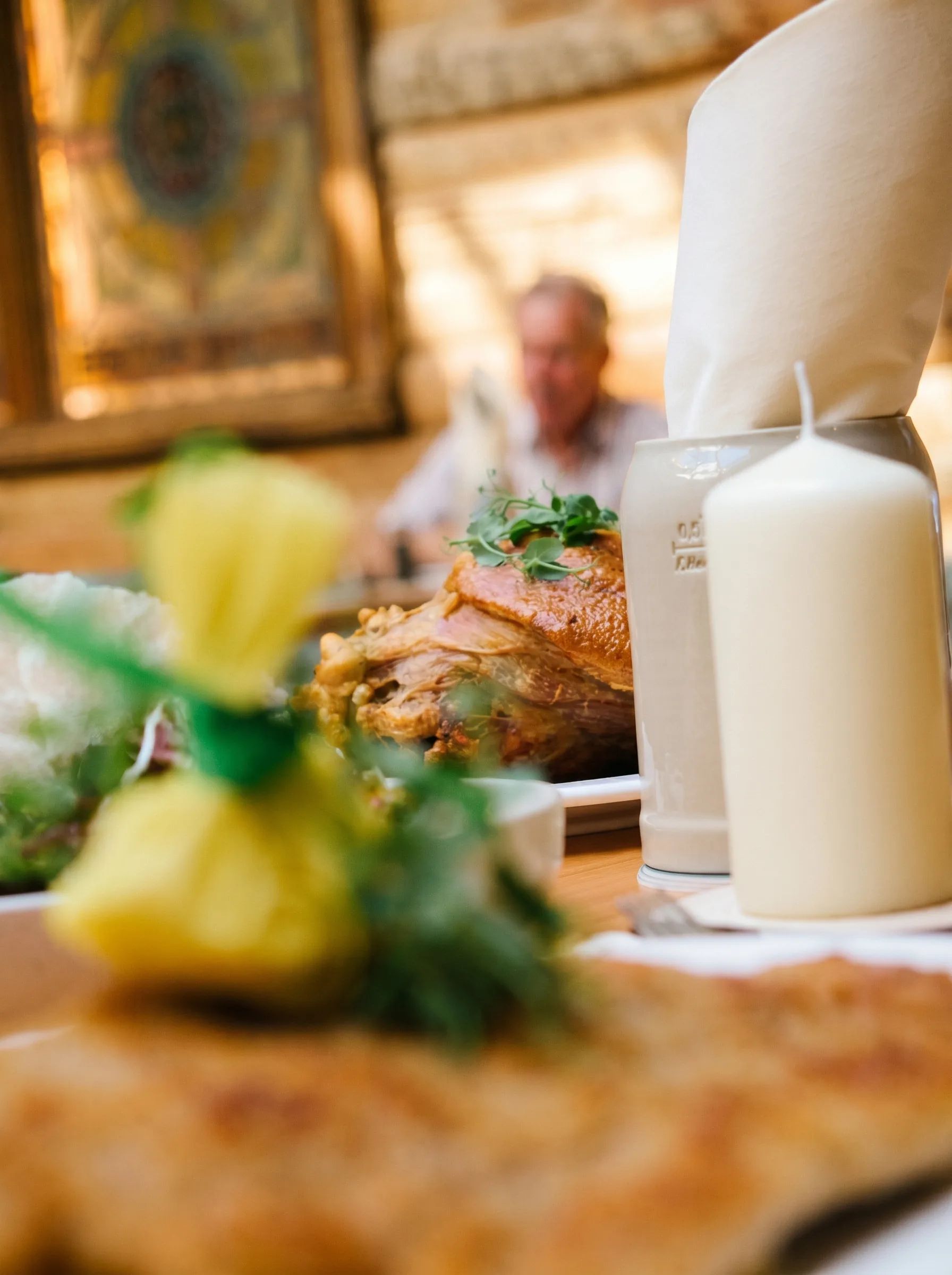 Schweinshaxe bei Kerzenschein