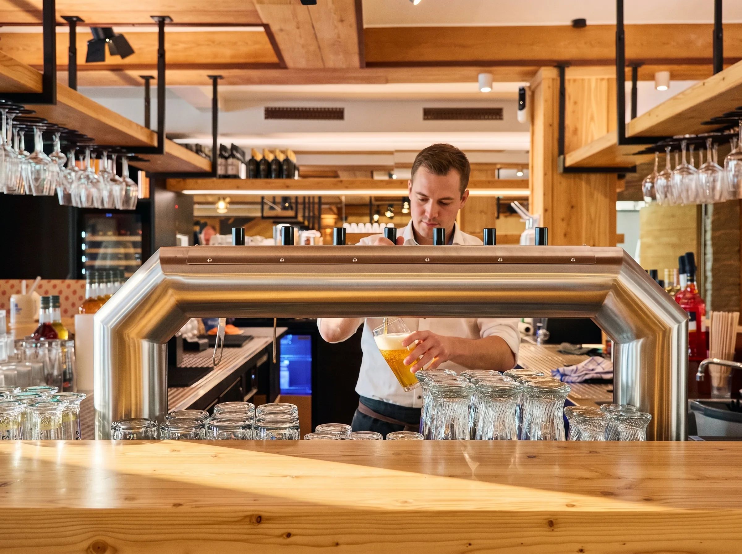 Frisch gezapftes Bier an der Theke im Wirtshaus Paula