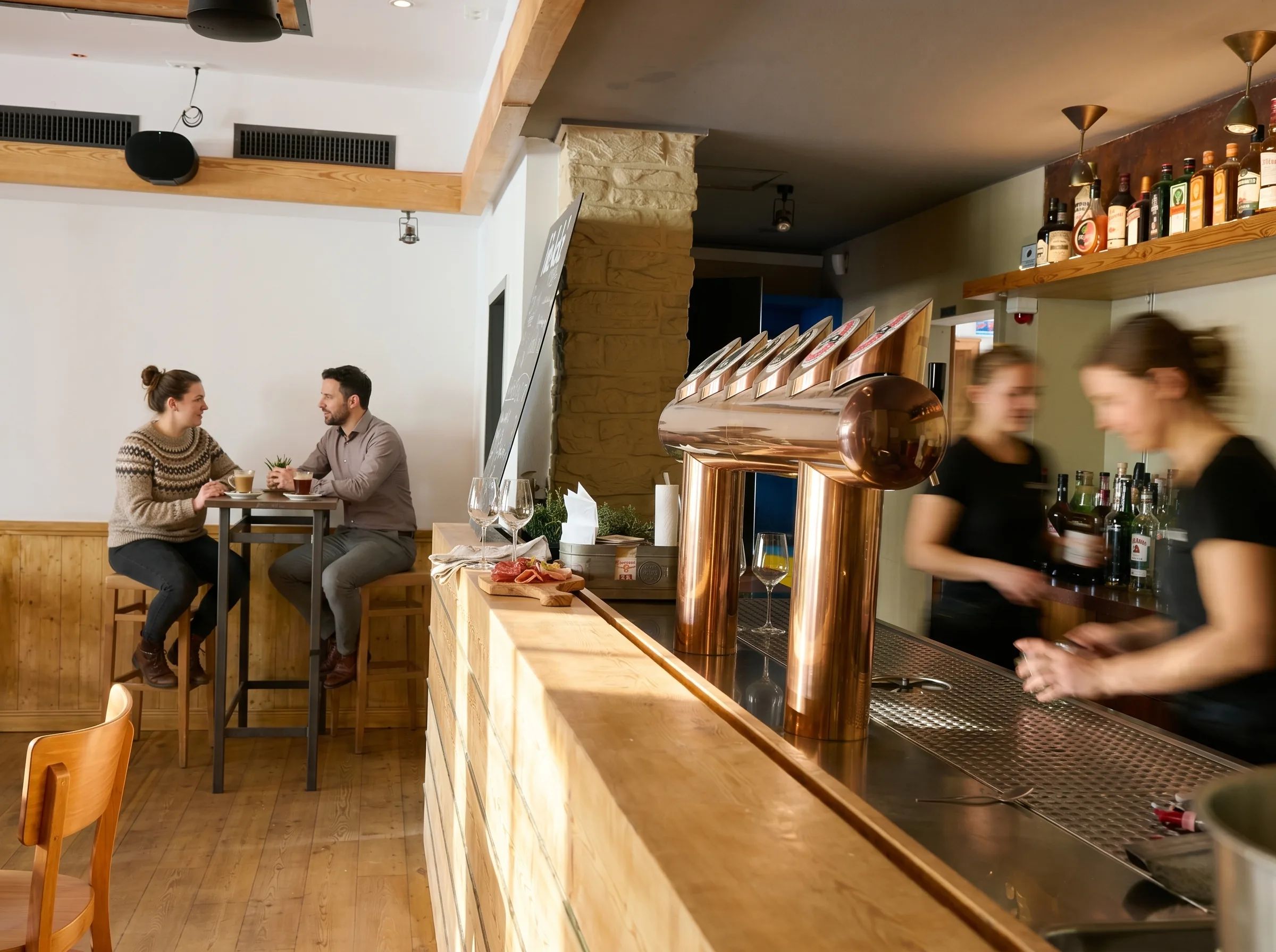 Kupfer-Zapfanlage an der Theke im Wirtshaus Paula